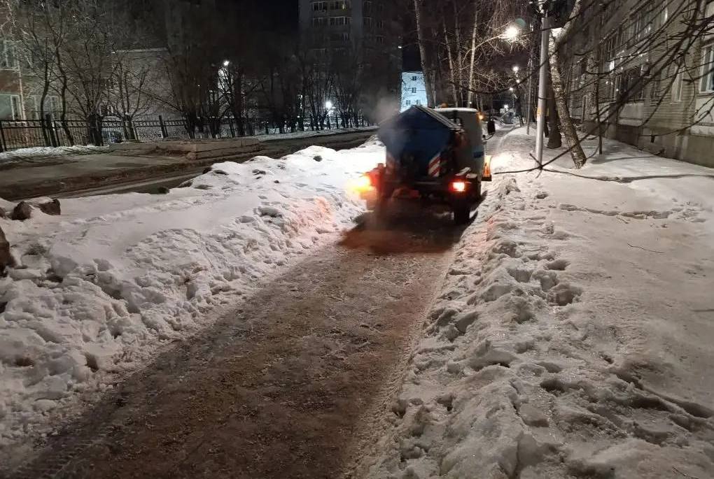 «Только на карачках»: жители Саратова жалуются на сплошной гололед в городе