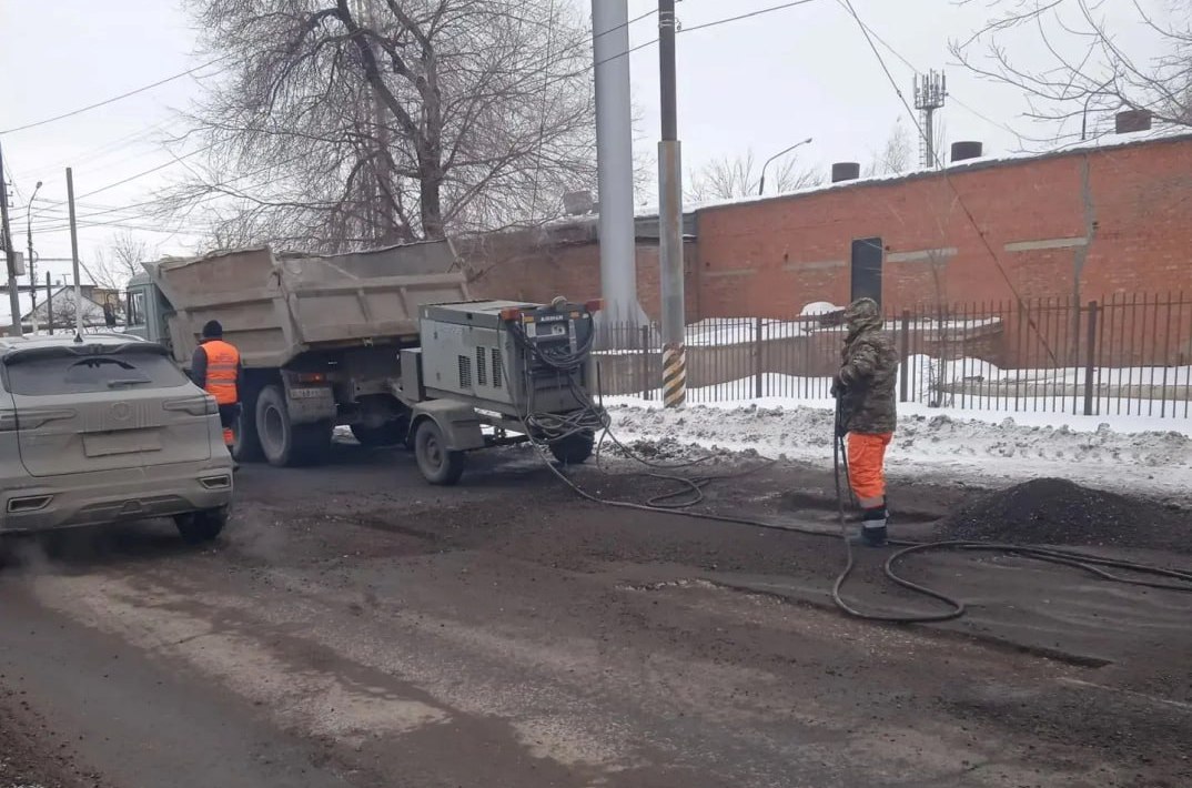 Среди зимы в Энгельсе ставят латки на главных дорогах