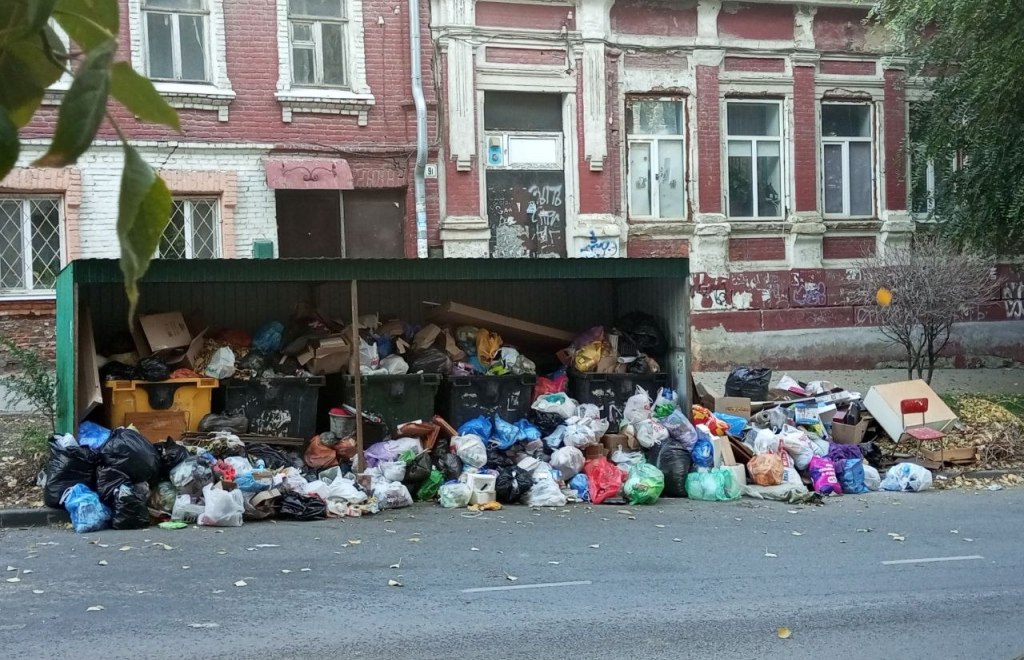 Гора мусора выросла в центре Саратова из-за бездействия «Ситиматика»