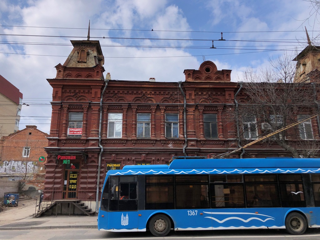 «Убрать из-под пятой точки служебки»: саратовцы предлагают чиновникам пересесть на троллейбусы