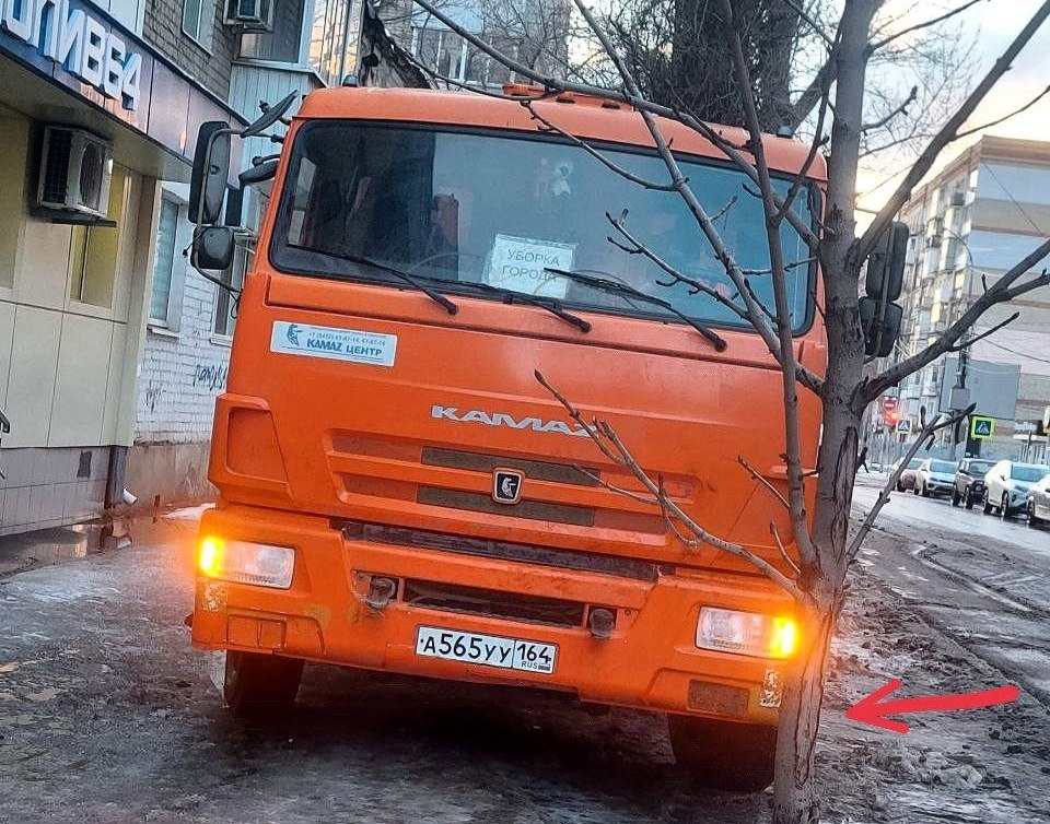 Саратовцев возмущает, что при уборке снега тяжелая техника ездит по тротуарам и газонам