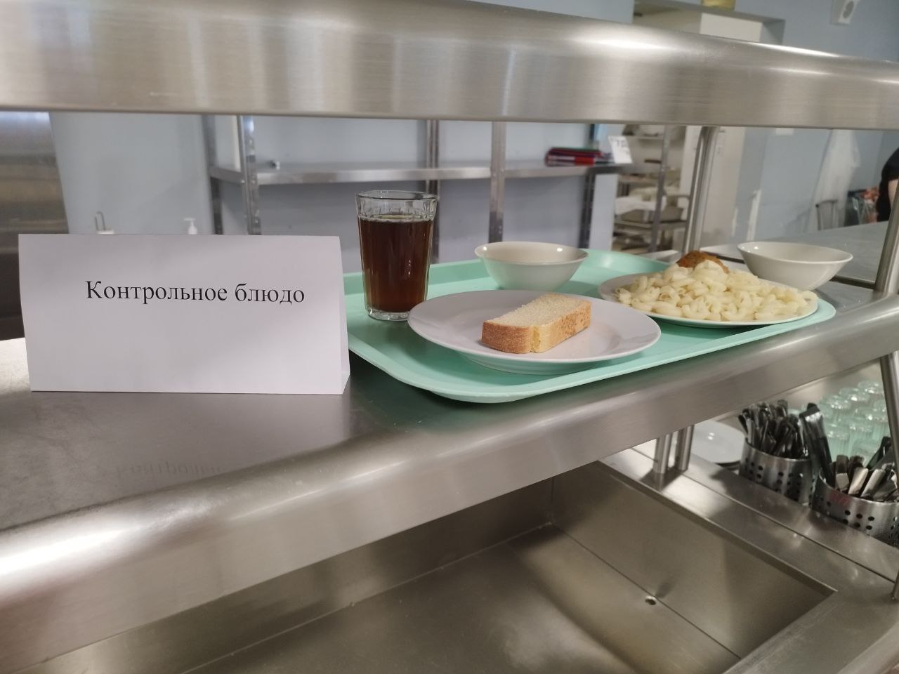 «Скромно и невкусно»: саратовцы жалуются Володину на питание детей в школах