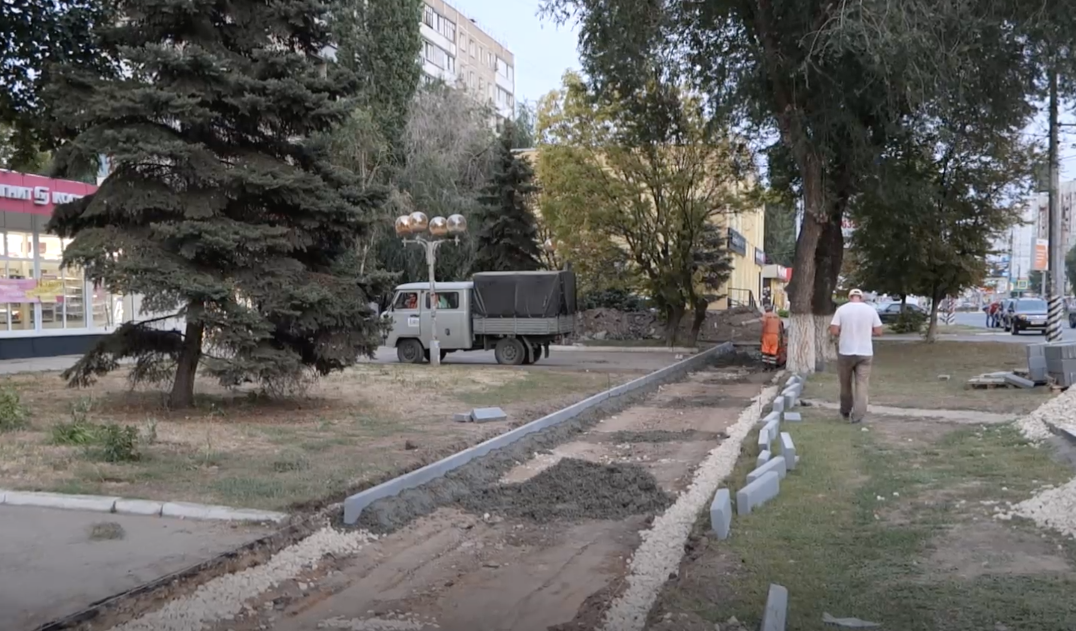 «Спотыкаясь и падая»: в Саратовской области отремонтируют 35 километров тротуаров