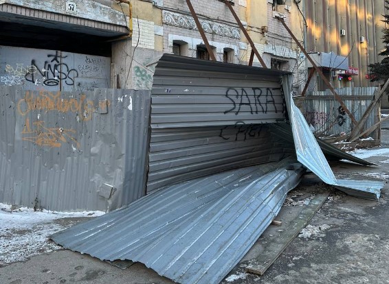 Саратовцев пугает оторванный ураганом металлический забор на улице Советской