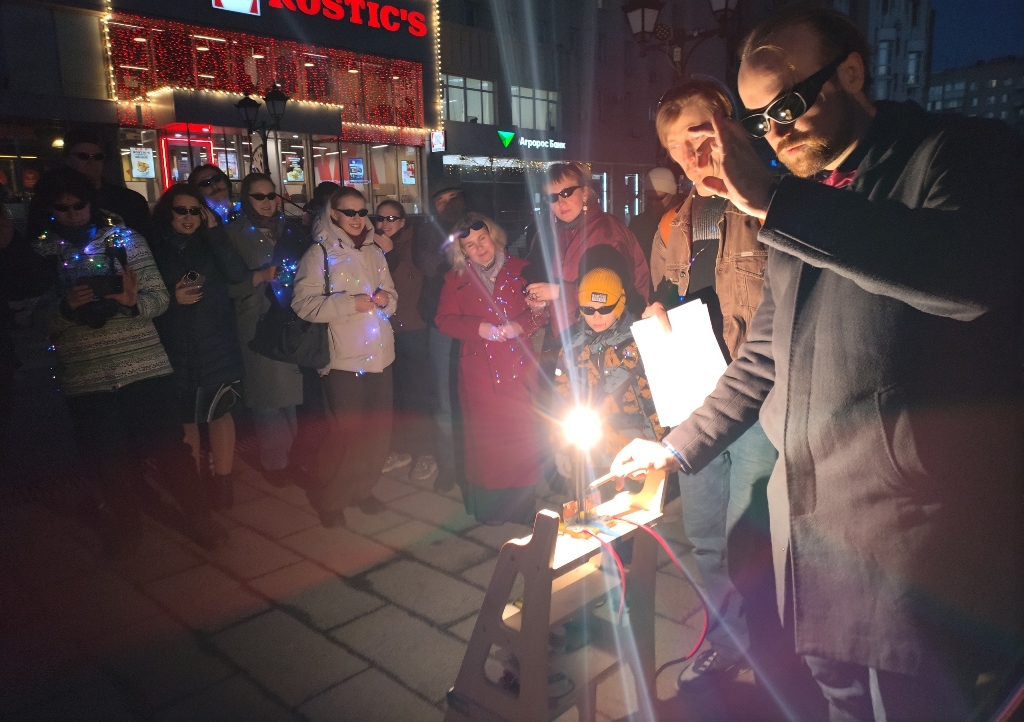 150 лет лампочке: саратовцам в честь юбилея включили свечу Яблочкова