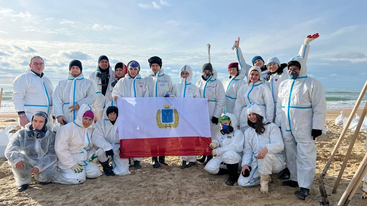 Новый год на море: саратовцы зачищают черноморские пляжи и отмывают птиц от мазута