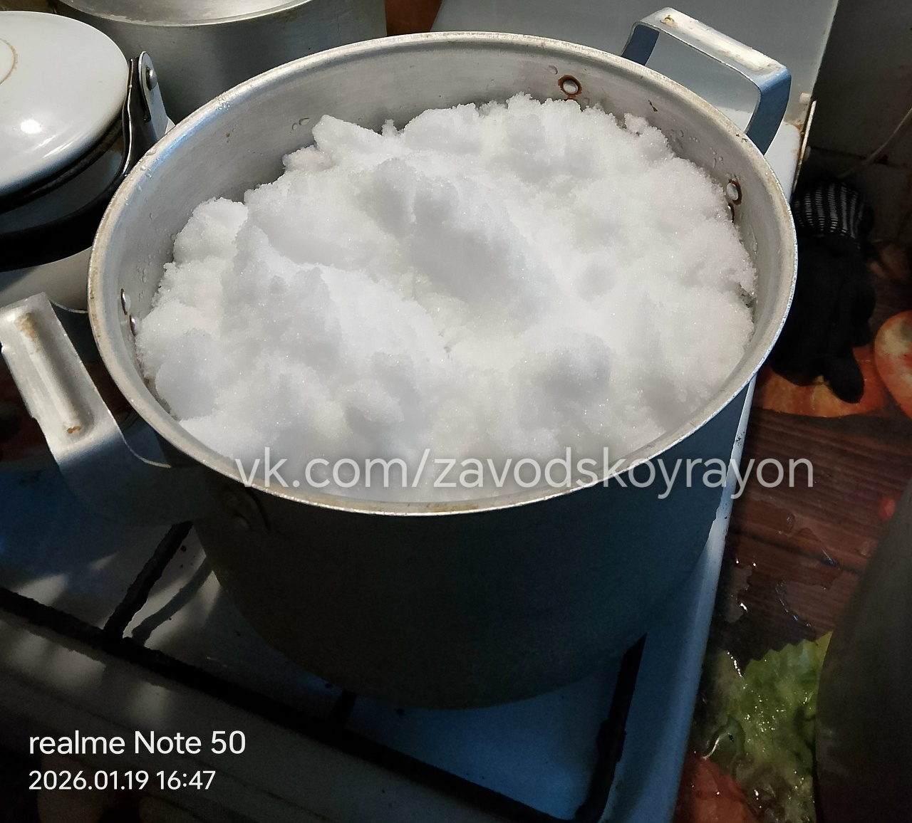 Саратовцы неделю выживают без воды и топят снег в кастрюлях