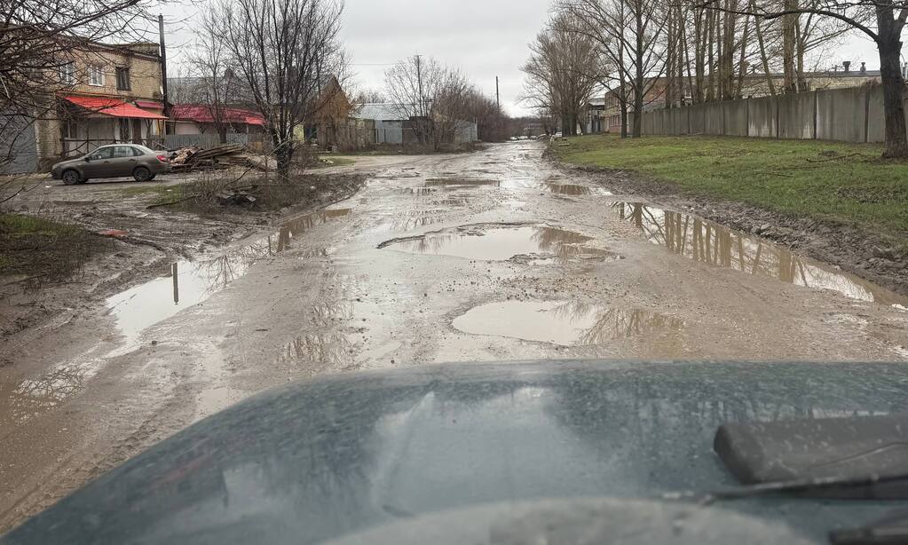 Саратовцы показали, как рискуют жизнью из-за разбитых дорог без тротуаров Саратовцы показали, как рискуют жизнью из-за разбитых дорог без тротуаров