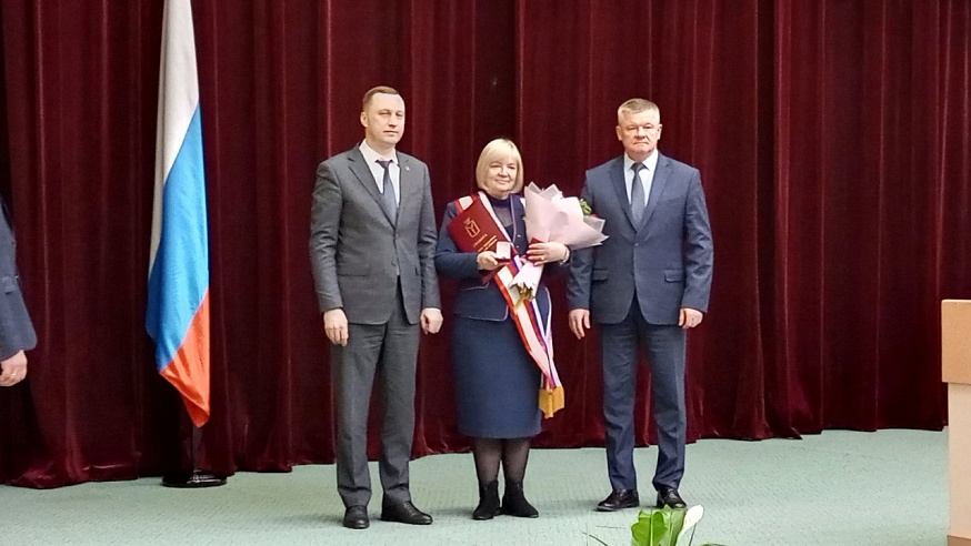 Губернатор вручил регалии Почетного гражданина Саратовской области Марине Аксеновой и Олегу Сергиенко