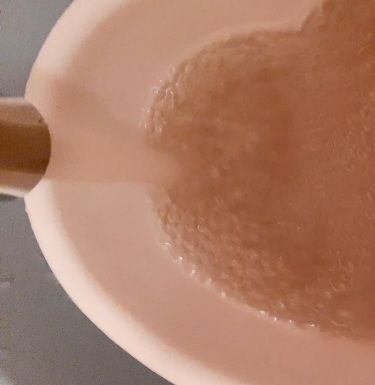 «То желтая, то зеленая»: жители пригорода Саратова жалуются на грязную после очистки питьевую воду