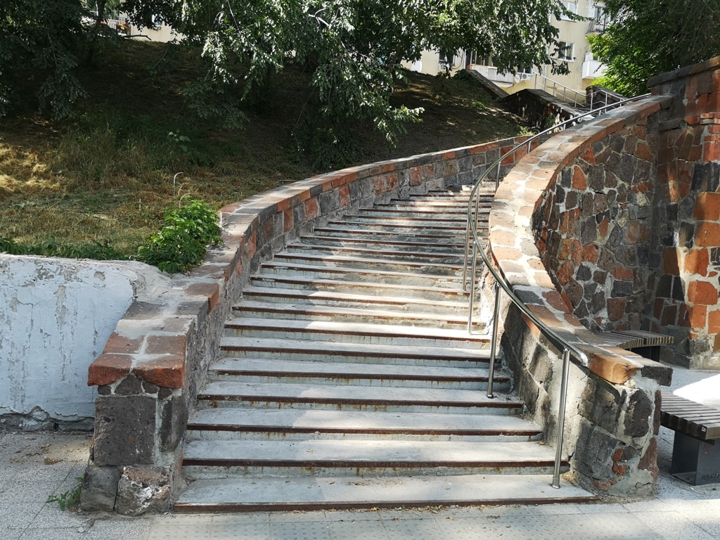 Страшная лестница на старой набережной