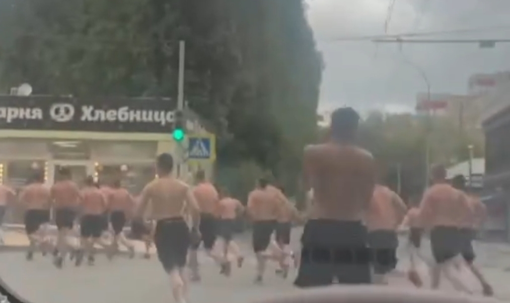 Курсанты перестали бегать по Саратову с голым торсом Курсанты перестали бегать по Саратову с голым торсом