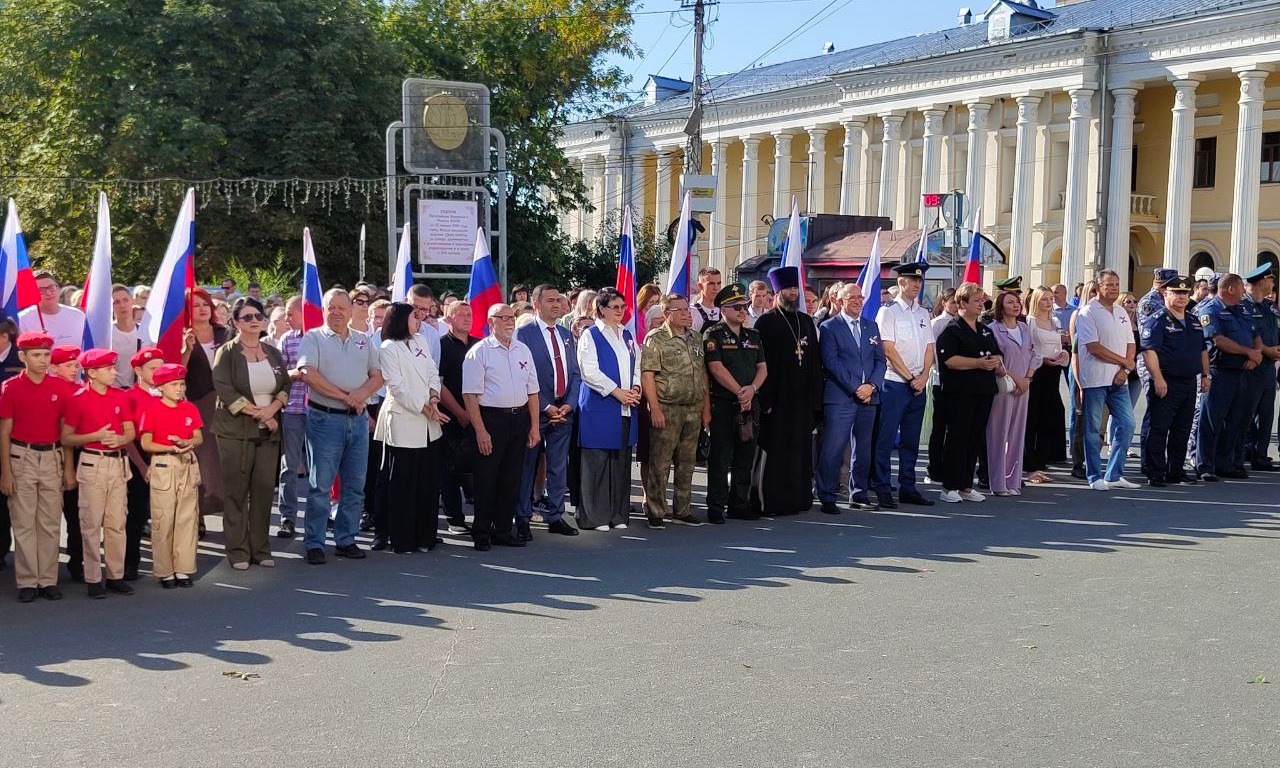 Митинг в Вольске по поводу Дня флага