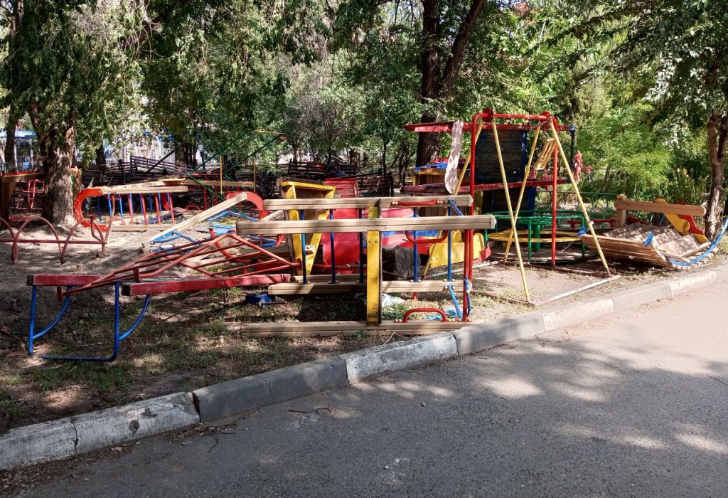 Демонтировали детские площадки 7