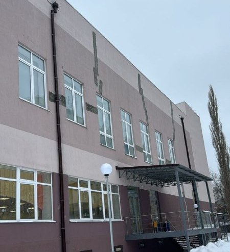 Новая школа в Саратове: «Крыша течёт, стены рушатся, плитка отваливается, с окон дует, что вообще происходит?!»