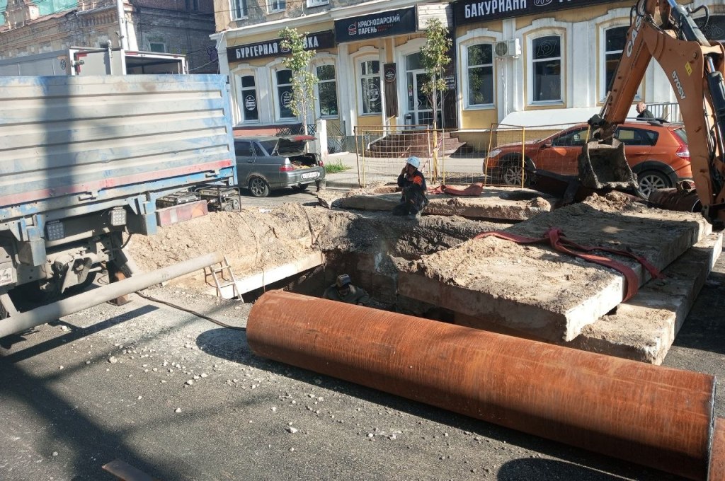 В Саратове ресурсники раскопали улицу Горького через день после укладки асфальта В Саратове ресурсники раскопали улицу Горького через день после укладки асфальта