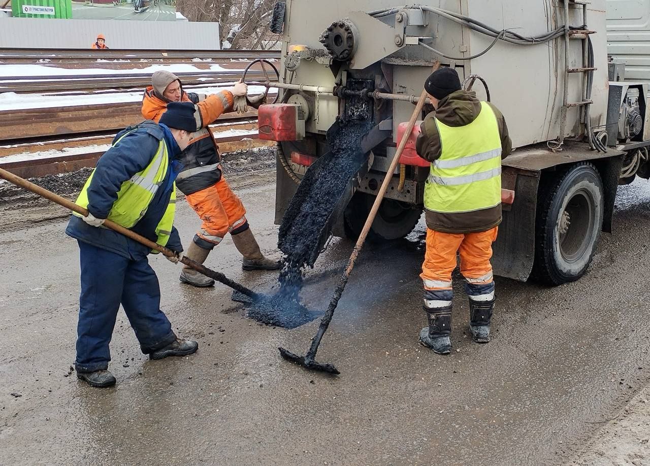 Льют асфальт: в городах начался зимний ремонт дорог