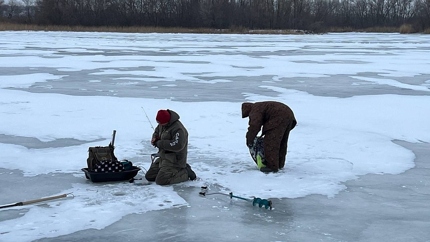 Спасатели не поддержали протесты рыбаков против запрета выхода на лед