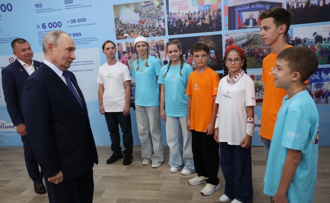 Путин поздравил саратовских школьников с победой