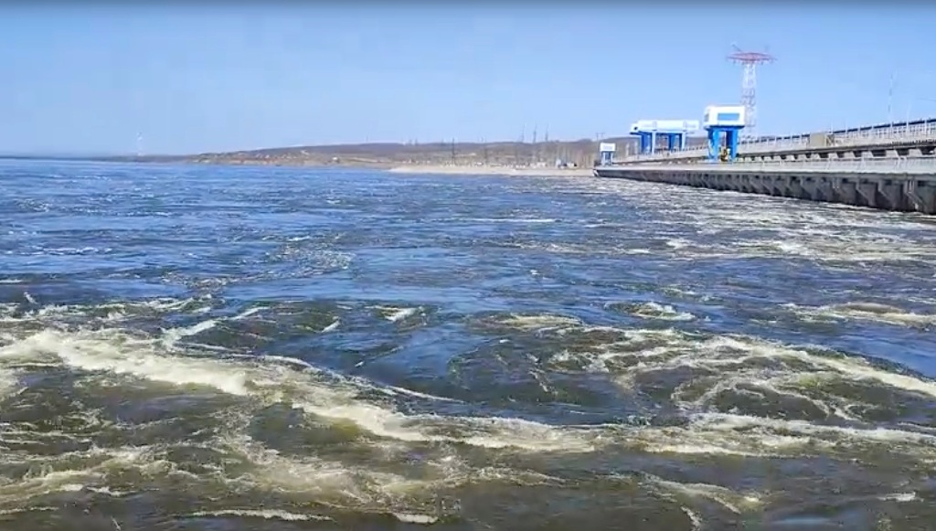 Половодье на Волге: плотина в Балакове сбрасывает 12 Ниагарских водопадов в секунду