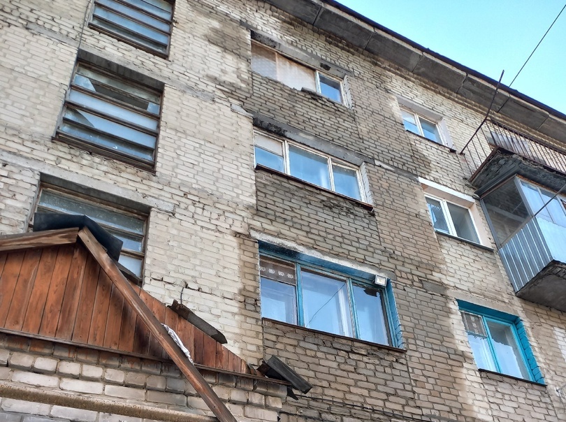 Жильцы аварийного дома в Саратове: «Боишься, чтобы потолок на голову не упал»