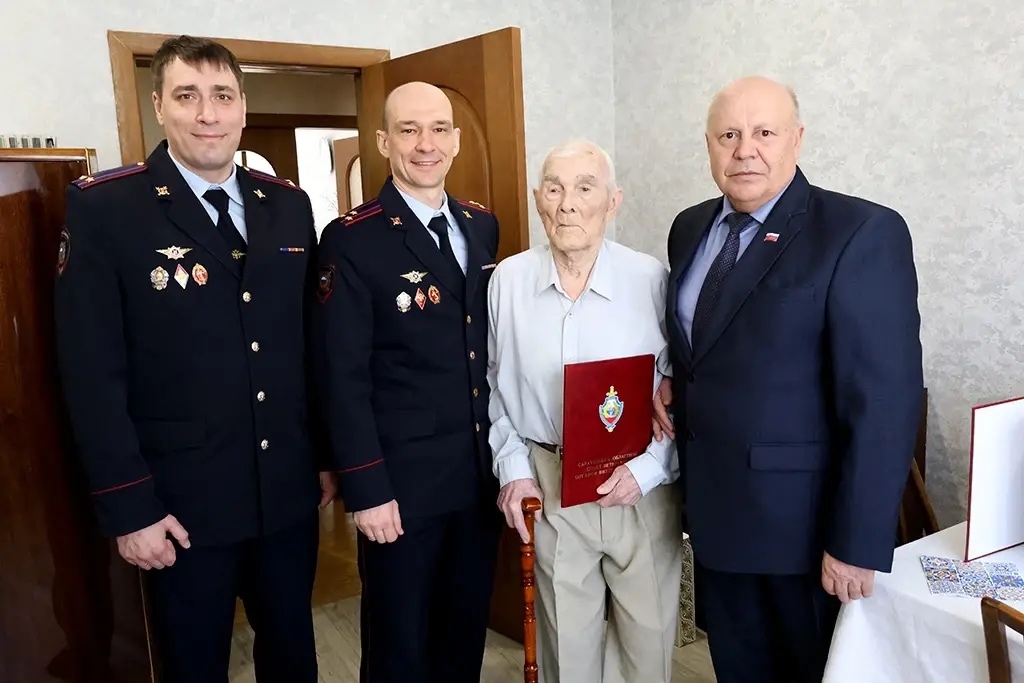 Поздравление ветерана Архарова еще