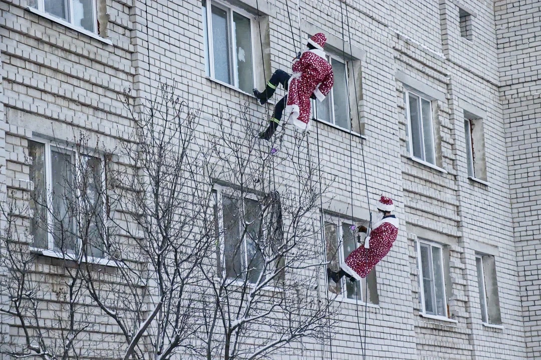 Деды Морозы постучались в окна