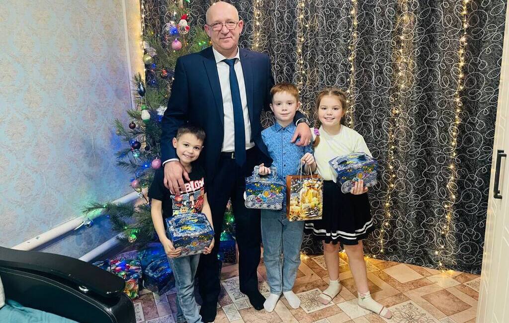 Телескоп, Чебурашка и подушка: власти Саратовской области исполняют детские мечты