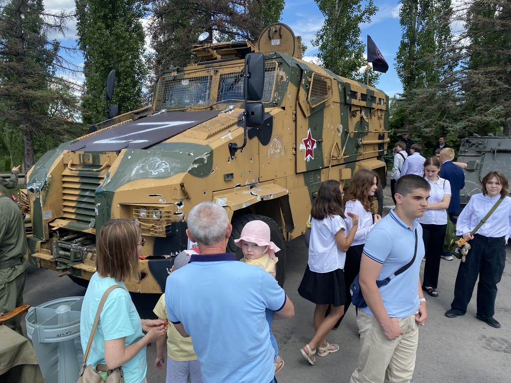 В Парке Победы в Саратове показали трофейные БТР и «Хамви»