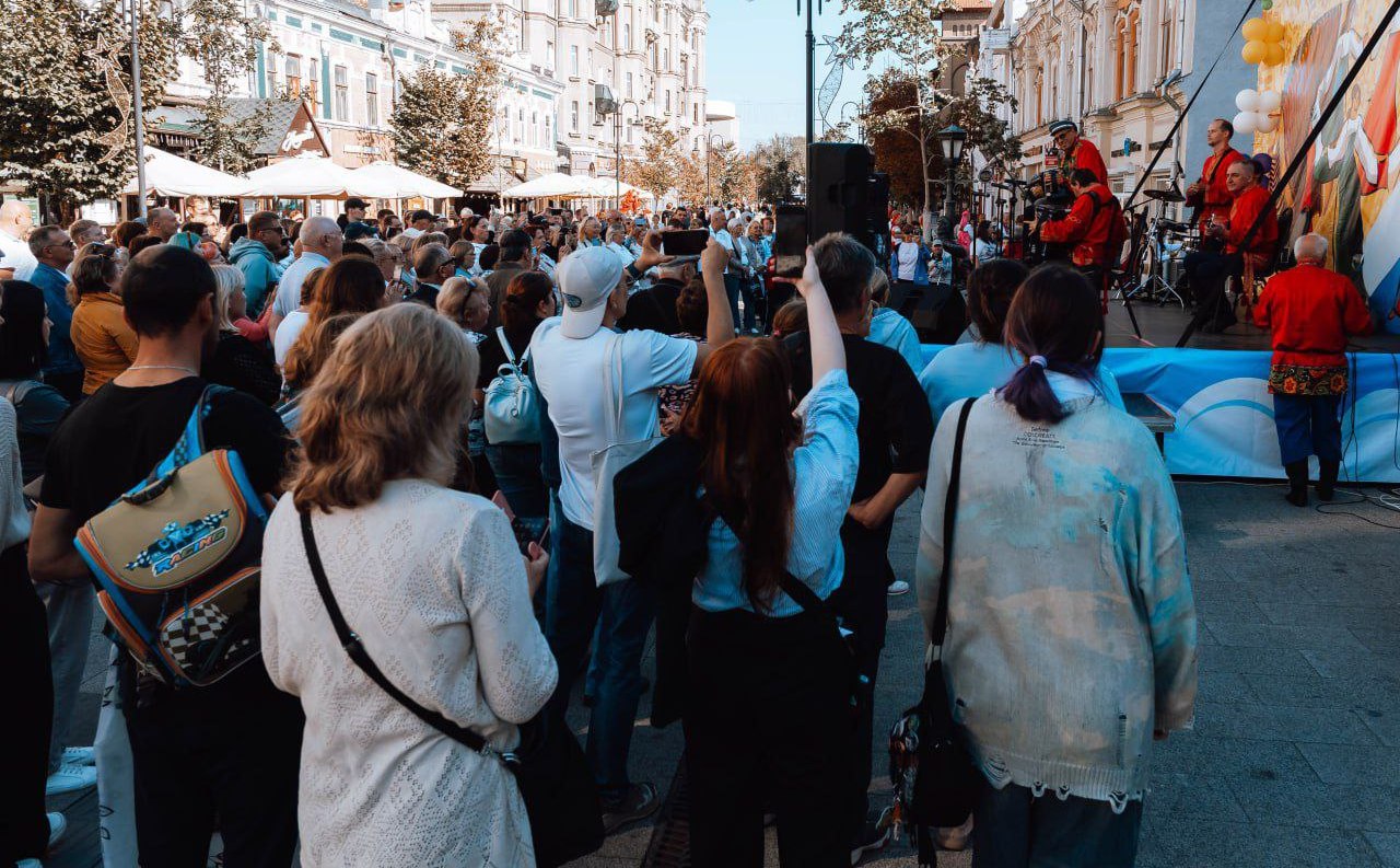 «Многое в их поведении шокирует»: новое поколение зумеров стало символом 2025 года