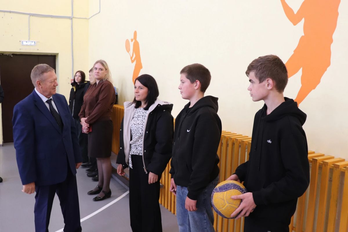 Панков осмотрел отремонтированную школу в саратовском селе Панков осмотрел отремонтированную школу в саратовском селе