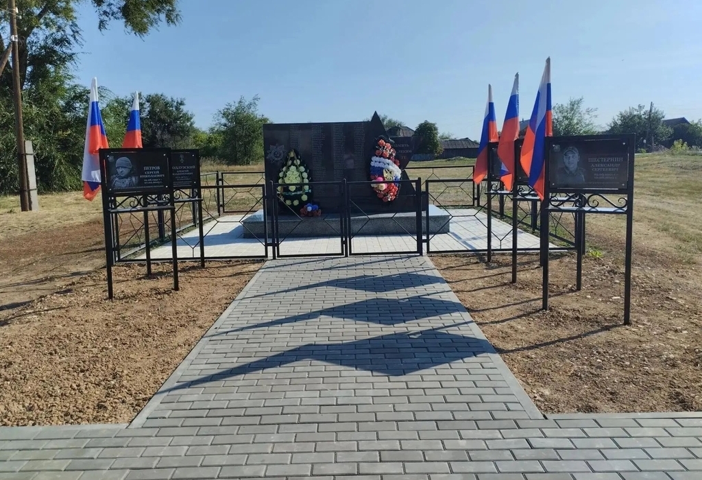 «Помнить ребят вечно!»: в балаковском селе открыли Аллею памяти СВО