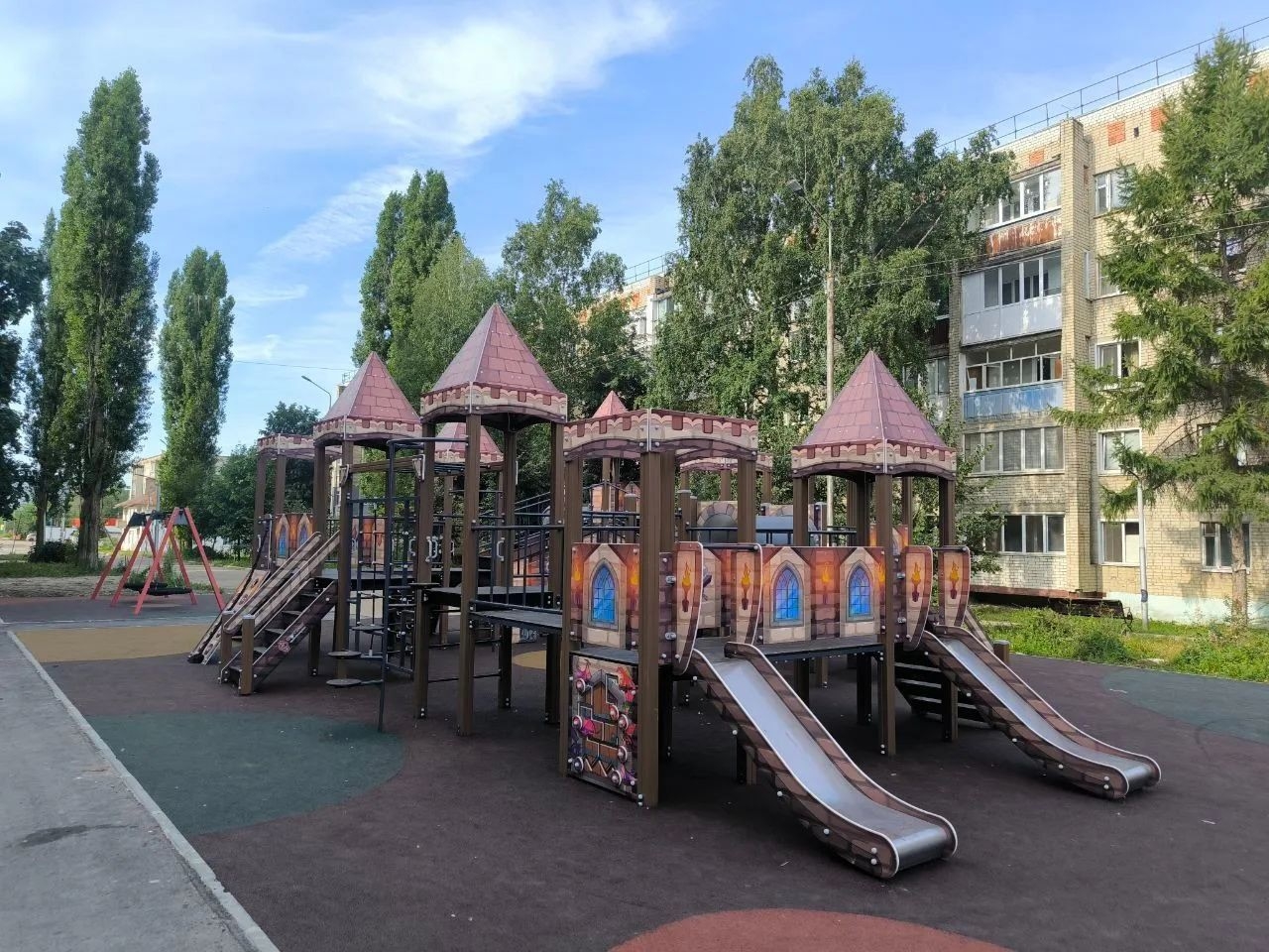 Дети Петровска получили средневековый замок и гнезда Дети Петровска получили средневековый замок и гнезда