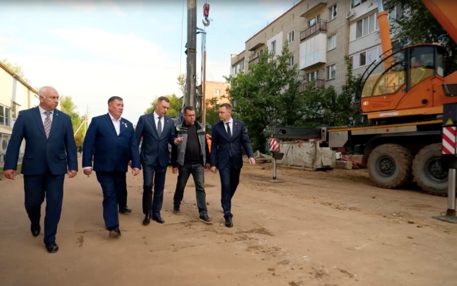 Губернатор в Энгельсе озвучил решения по ремонту дорог, школ и коллектора