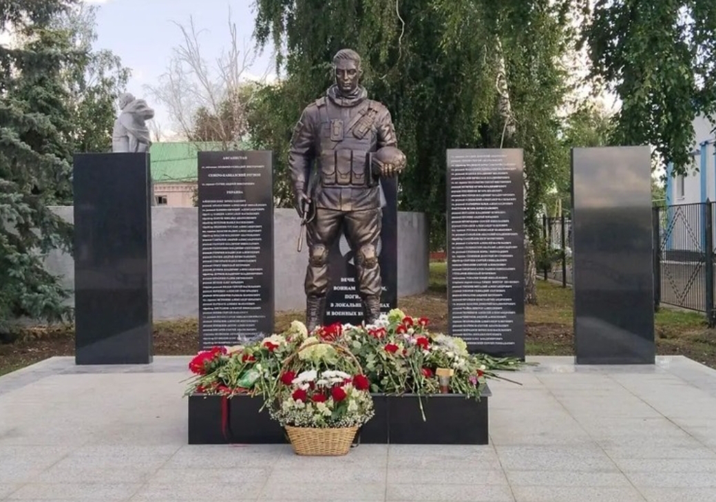 «Преклоняемся перед героизмом»: в Новых Бурасах увековечили память погибших