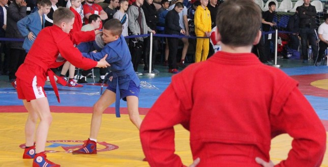 Саратовских детей защищают от вредных привычек с помощью самбо
