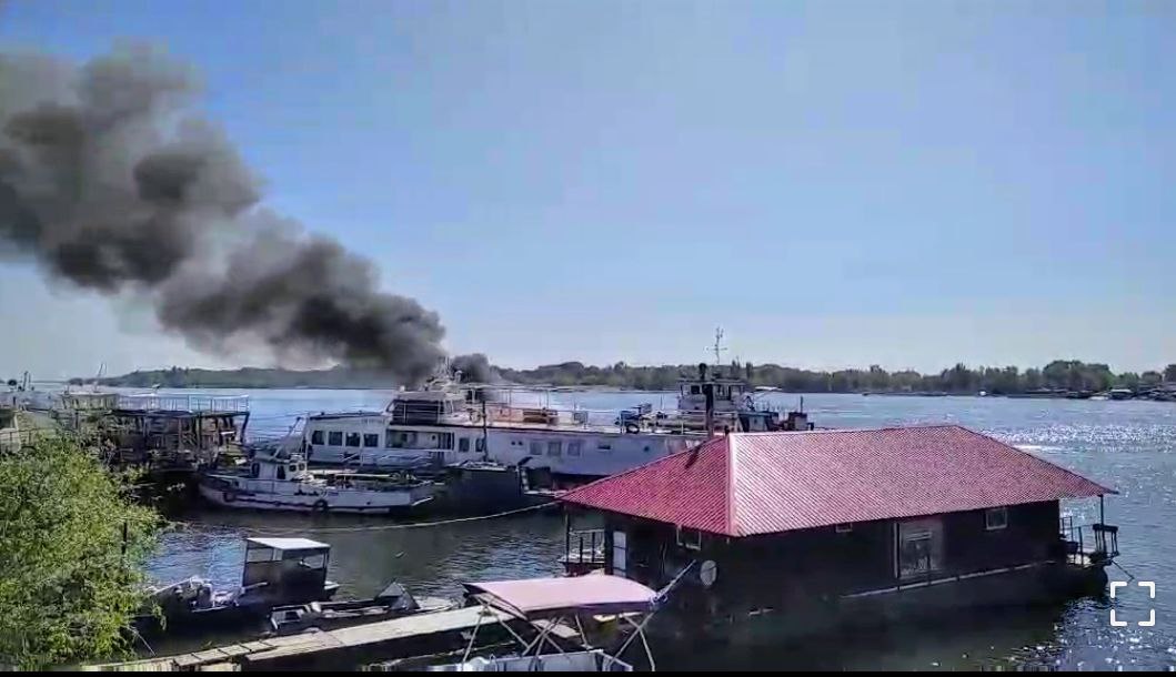 В Саратове утром сгорел прогулочный пароход
