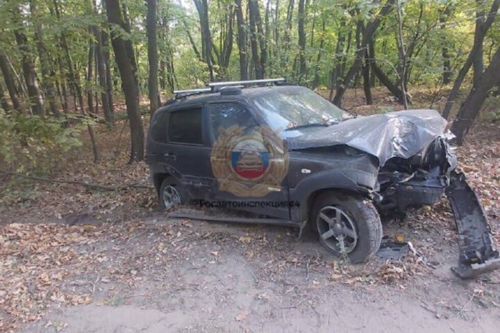 Водитель «Нивы» съехал с дороги и влетел в дерево у саратовского детского лагеря