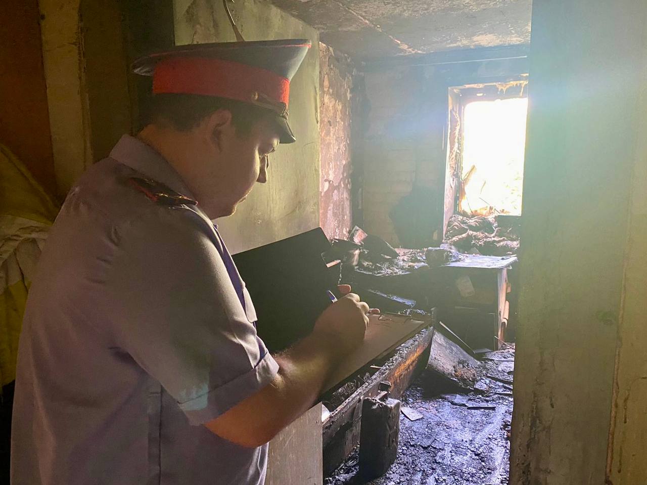 Выпрыгнувший из окна горящей квартиры в Саратове 16-летний подросток скончался в больнице
