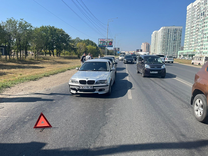 Автоледи на «Шевроле» спровоцировала массовое ДТП в Саратове и покалечила пассажирку «Приоры»: полиция ищет свидетелей аварии