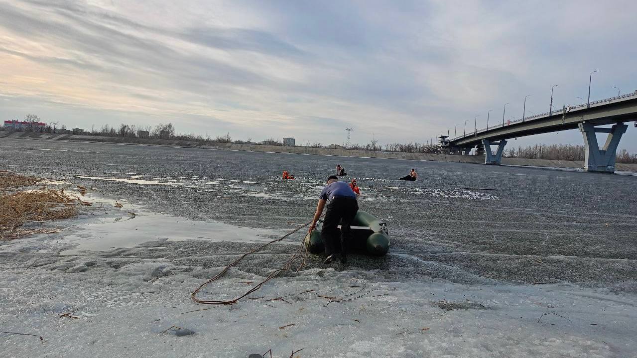 В Саратовской области из ледяной воды вытащили 13-летнюю девочку и двух ее спасителей