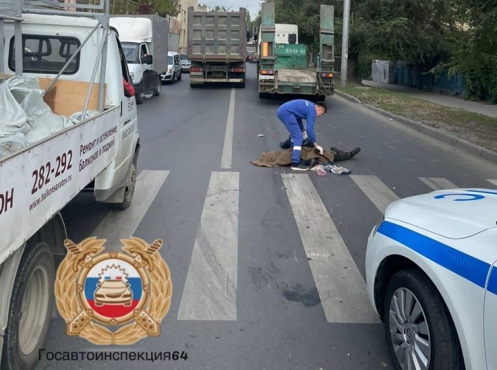 В Саратове грузовик задавил мужчину на пешеходном переходе: полиция ищет свидетелей