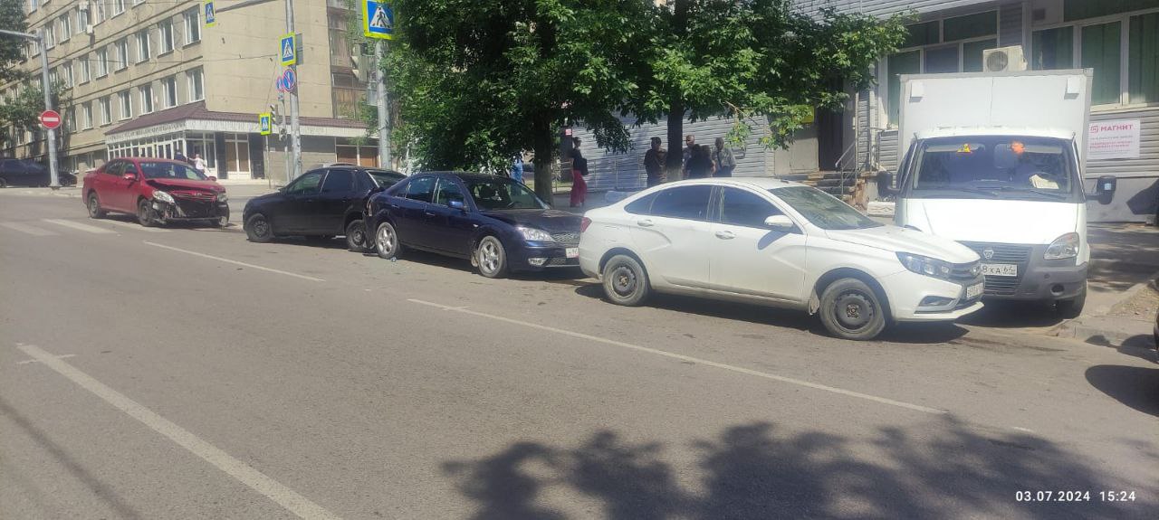 В массовой аварии в Саратове столкнулись пять автомобилей