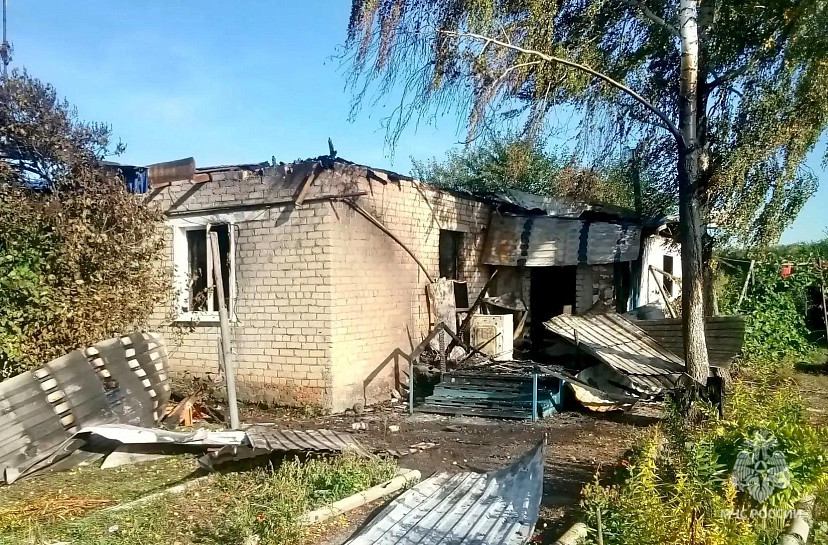 В саратовском селе пенсионерке помогли выбраться из горящего дома, а её муж погиб