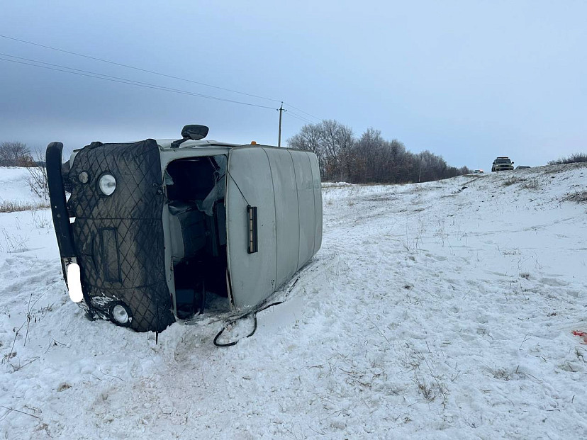 В опрокинутом в Саратовской области «УАЗе» пострадали три человека