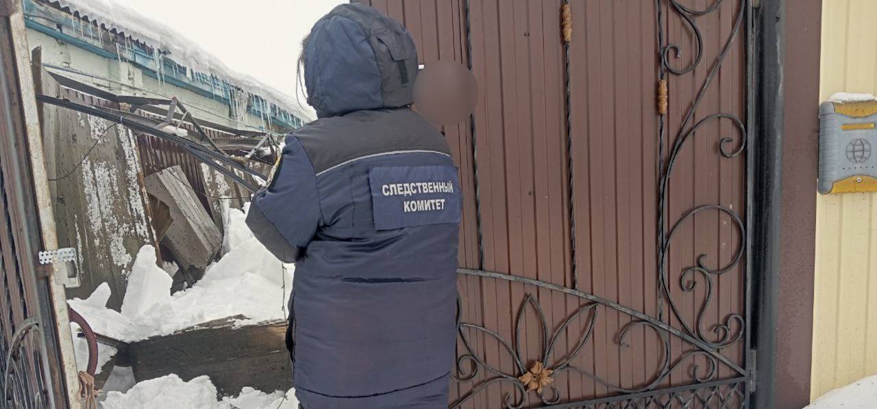 Саратовца насмерть придавило рухнувшим снегом