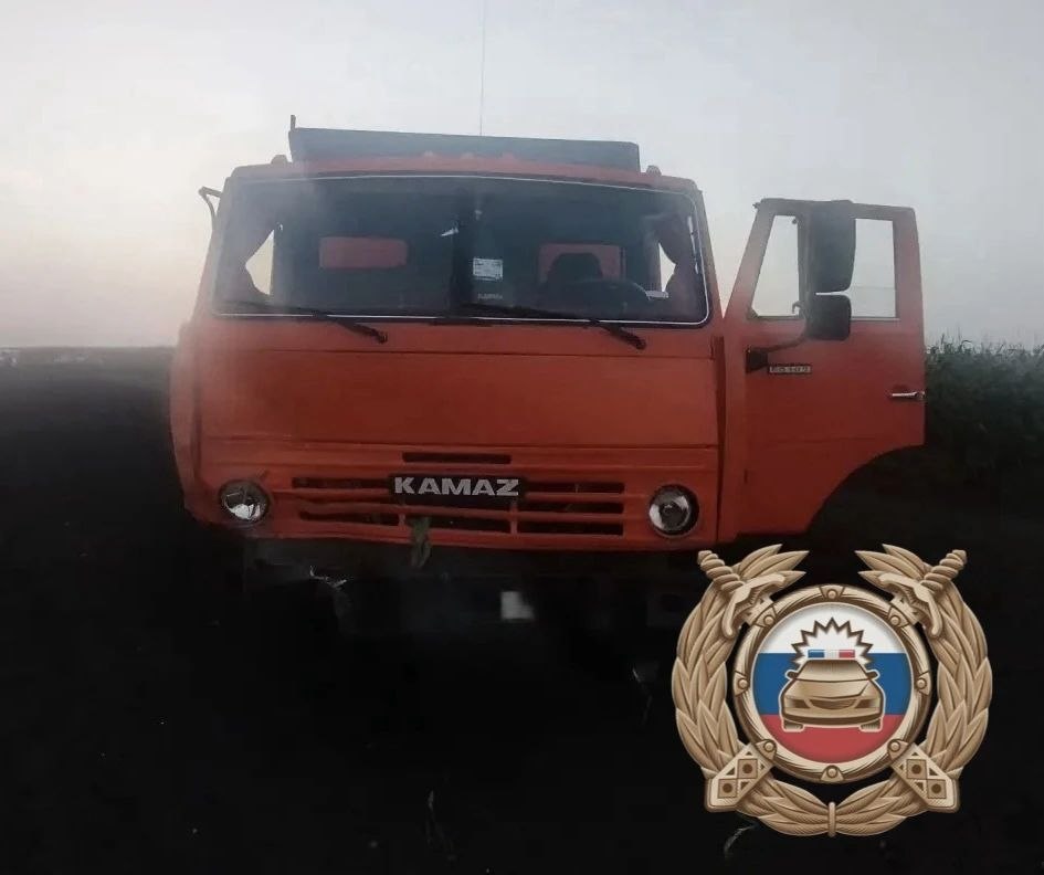 На поле в Саратовской области столкнулись КамАЗ и УАЗ, погибла женщина