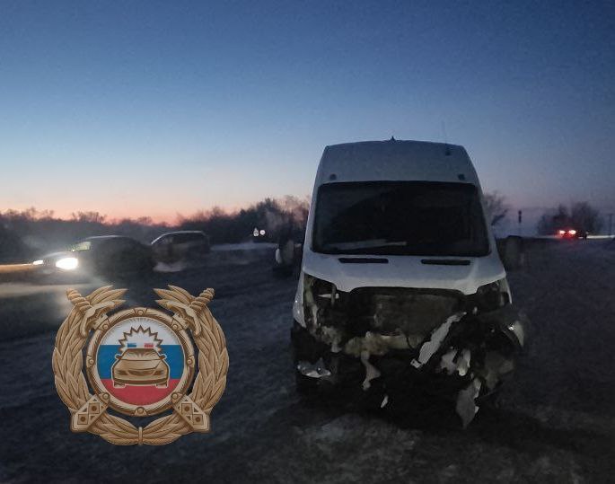 Маршрутка попала в аварию под Саратовом, пострадали женщина и подросток