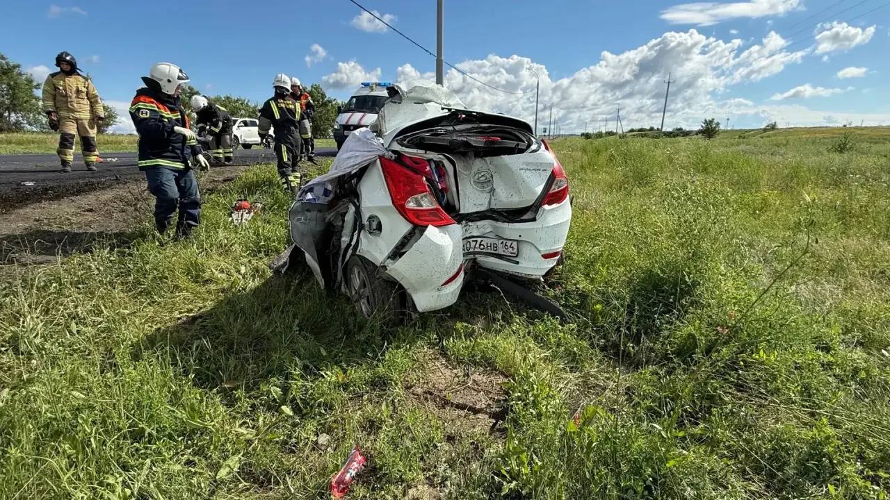 В Саратове при столкновении фуры и Hyundai погибли женщина с ребенком В Саратове при столкновении фуры и Hyundai погибли женщина с ребенком