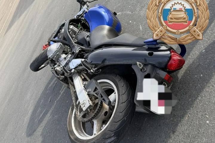 В Энгельсе водитель мотоцикла попал в больницу после аварии с грузовиком